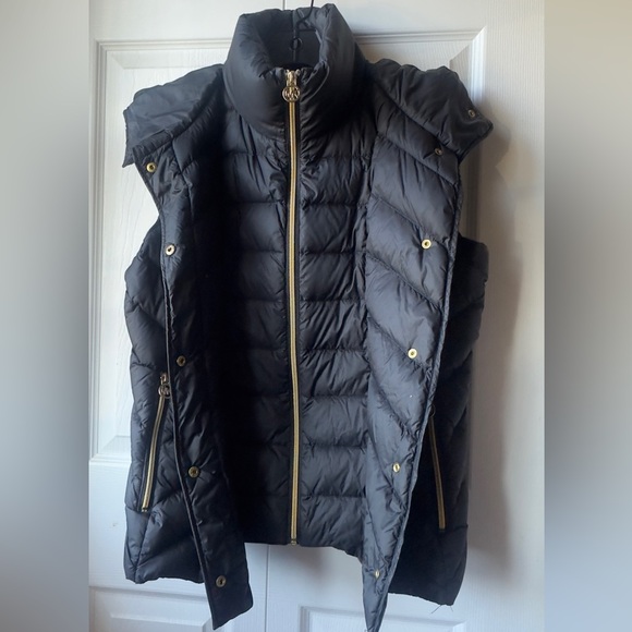 Michael Kors quilted puffer vest with gold-tone hardware - Picture 3 of 8
